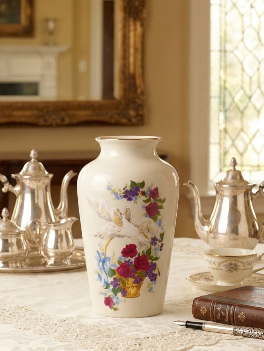 LENOX “BIRDS OF LOVE” VASE  Porcelain 5.5” Gold Trim Limited Edition